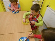 Kuchaři připravují bramborový salát